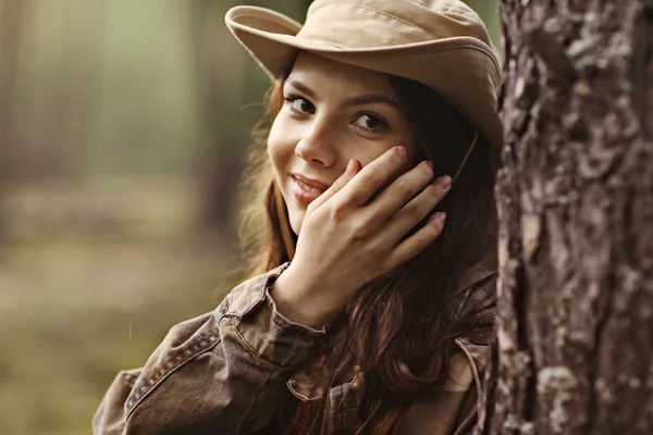 Молода дівчина в лісі рейнджер — стокове фото