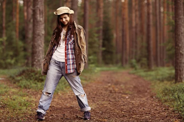 Giovane ragazza nel ranger foresta — Foto Stock