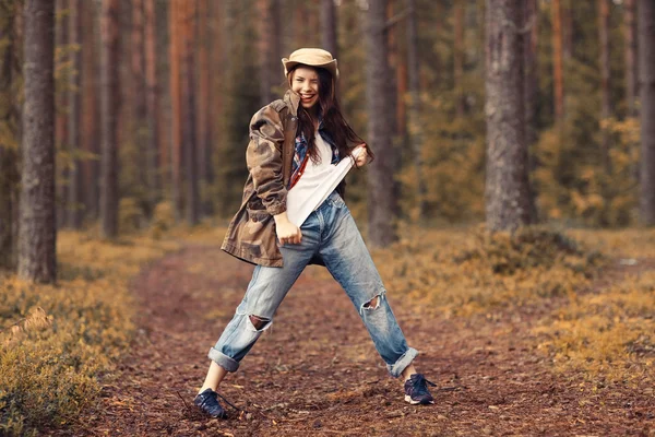 Junges Mädchen im Förster — Stockfoto