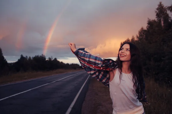 Młoda dziewczyna nastolatka rainbow road — Zdjęcie stockowe