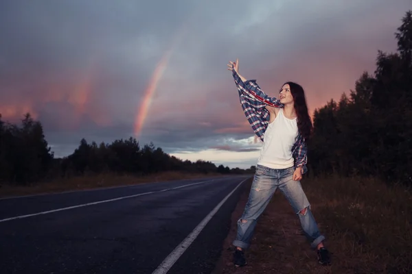 Jovem menina adolescente arco-íris estrada — Fotografia de Stock