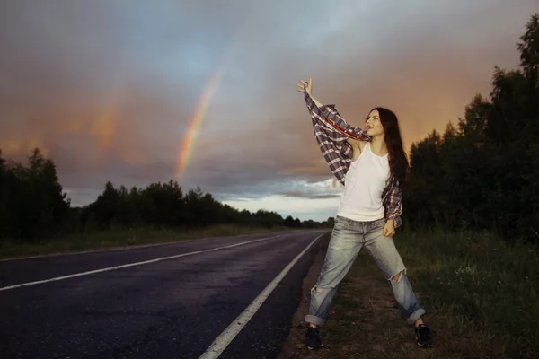 Jovem menina adolescente arco-íris estrada — Fotografia de Stock