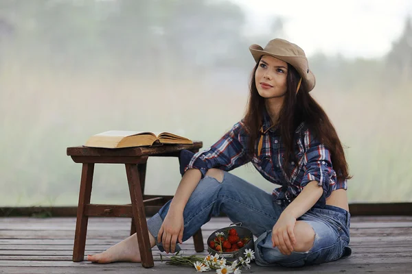 Ragazza con un libro in stile rustico — Foto Stock