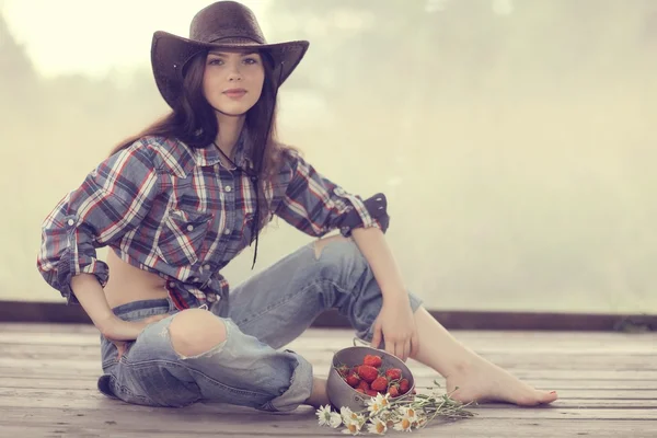 Chica joven en un sombrero de vaquero —  Fotos de Stock