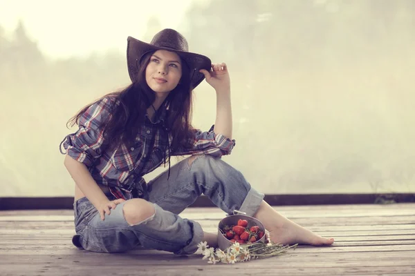 Chica joven en un sombrero de vaquero — Foto de Stock