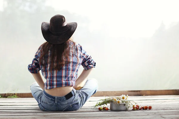 Jovem menina em um chapéu de cowboy — Fotografia de Stock