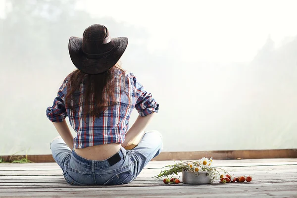 Giovane ragazza in un cappello da cowboy — Foto Stock