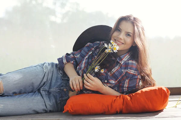 Giovane ragazza in un cappello da cowboy — Foto Stock