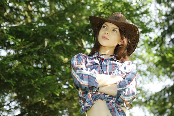 Giovane ragazza in un cappello da cowboy — Foto Stock