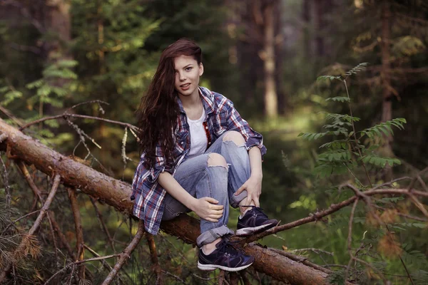 Beautiful girl traveling in the woods — Stock Image Beautiful girl traveling in the woods Stock Photo