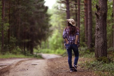 Sonbahar orman manzara kız yürüyüş