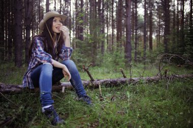 Orman bekçisi genç kız