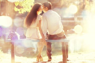 genç bir çift bir yürüyüş