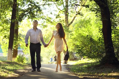 genç bir çift bir yürüyüş