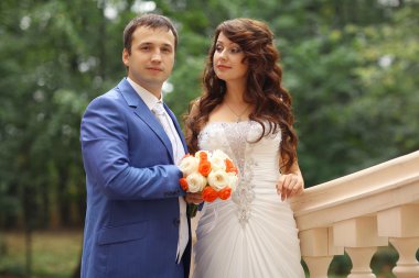 Aşk hikayesi kentinde bir yolda genç Çift