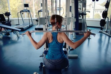 Kız spor salonu dumbbell eğitim simülatörleri