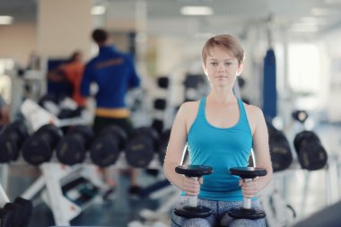 Kız spor salonu dumbbell eğitim simülatörleri