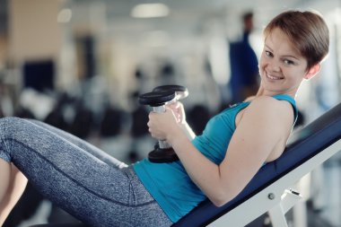 Kız spor salonu dumbbell eğitim simülatörleri