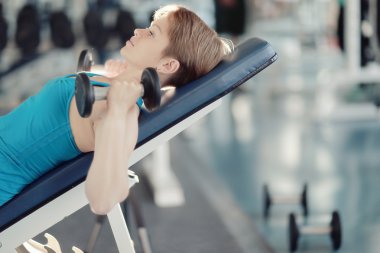 Kız spor salonu dumbbell eğitim simülatörleri