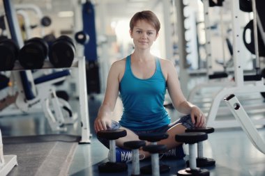 Kız spor salonu dumbbell eğitim simülatörleri