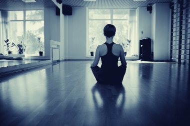 Fitness kız yoga siluet odasında