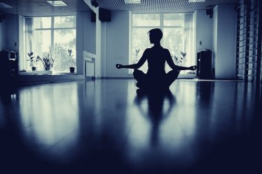 Fitness kız yoga siluet odasında