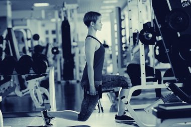 Siyah ve beyaz kız jimnastik salonu iş