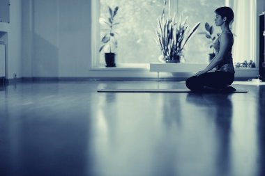Fitness kız yoga siluet odasında