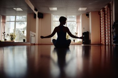 Fitness kız yoga siluet odasında