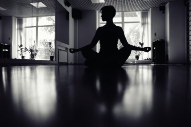 Fitness kız yoga siluet odasında