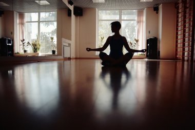 Fitness kız yoga siluet odasında