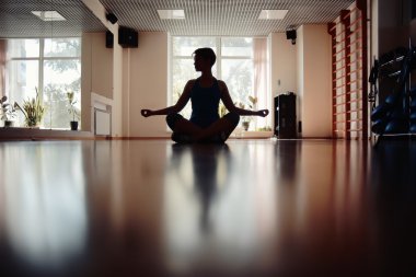 Fitness kız yoga siluet odasında