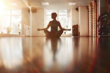 Kız spor salonunda egzersiz yoga