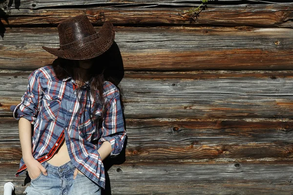 Ung pige i en cowboy hat - Stock-foto