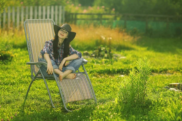 太陽で休んで広い帽子の女の子 — ストック写真