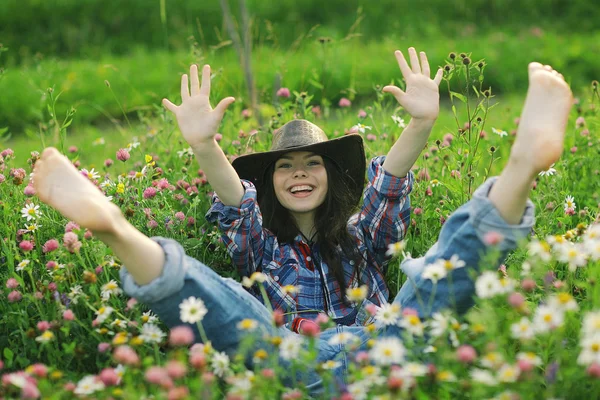 Jovem menina em um chapéu de cowboy — Fotografia de Stock