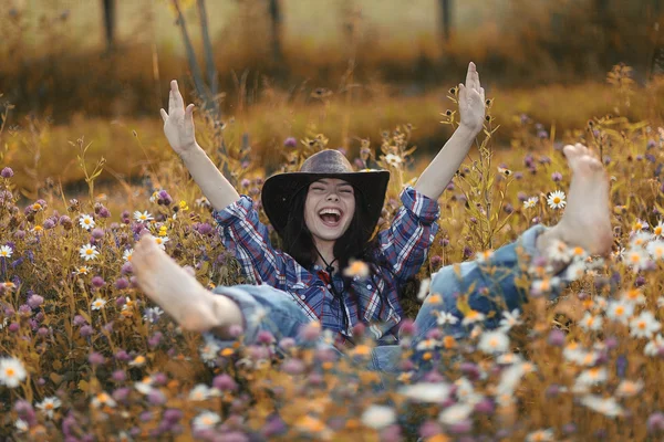 カウボーイ ハットの幸せなアメリカの女性 — ストック写真