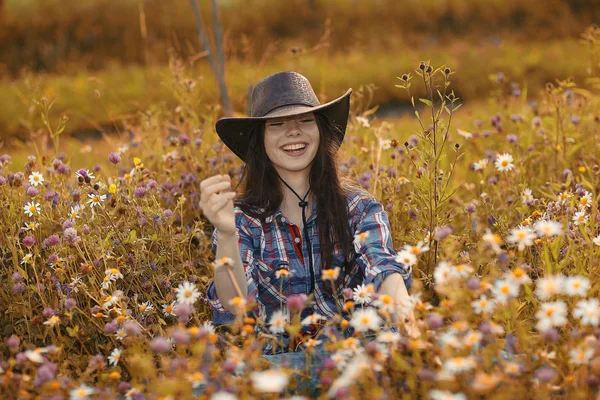 カウボーイ ハットの幸せなアメリカの女性 — ストック写真