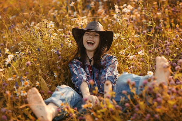 Mulher americana feliz em um chapéu de cowboy — Fotografia de Stock