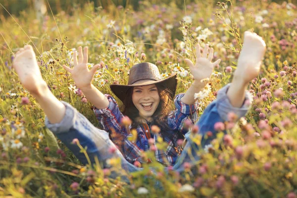 Mulher americana feliz em um chapéu de cowboy — Fotografia de Stock