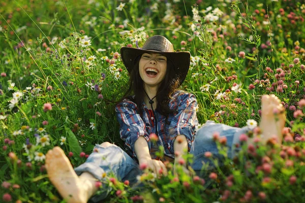 Щасливі American woman в ковбойському капелюсі — стокове фото