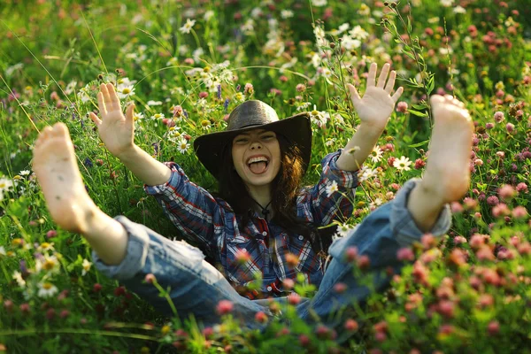 Mujer americana feliz en un vaquero —  Fotos de Stock