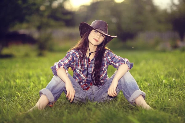 Giovane ragazza in un cappello da cowboy — Foto Stock