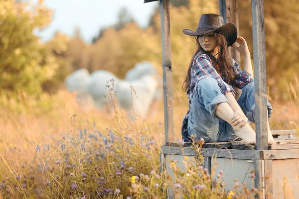 Glückliche Amerikanerin mit Cowboyhut — Stockfoto