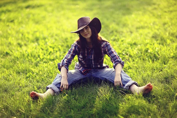 Mulher americana feliz em um chapéu de cowboy — Fotografia de Stock