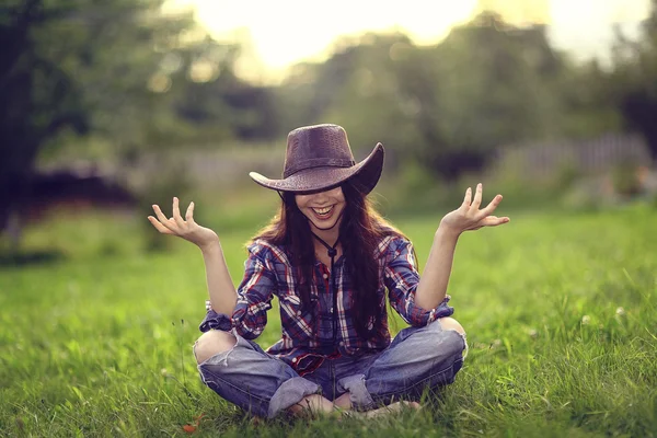 Mulher americana feliz em um chapéu de cowboy — Fotografia de Stock