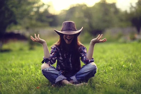 Jeune fille dans un chapeau de cow-boy — Photo