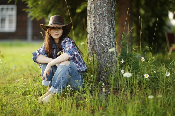 Šťastné Američanka v kovbojském klobouku — Stock fotografie