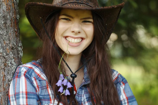 Giovane ragazza in un cappello da cowboy — Foto Stock