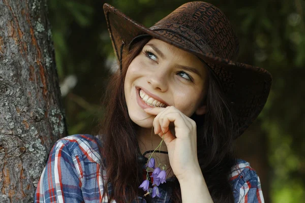 Chica joven en un sombrero de vaquero — Foto de Stock